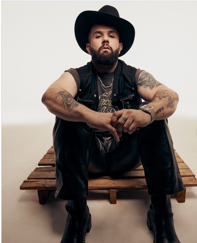 Carín León con joyería de plata Karizia en Rolling Stone
