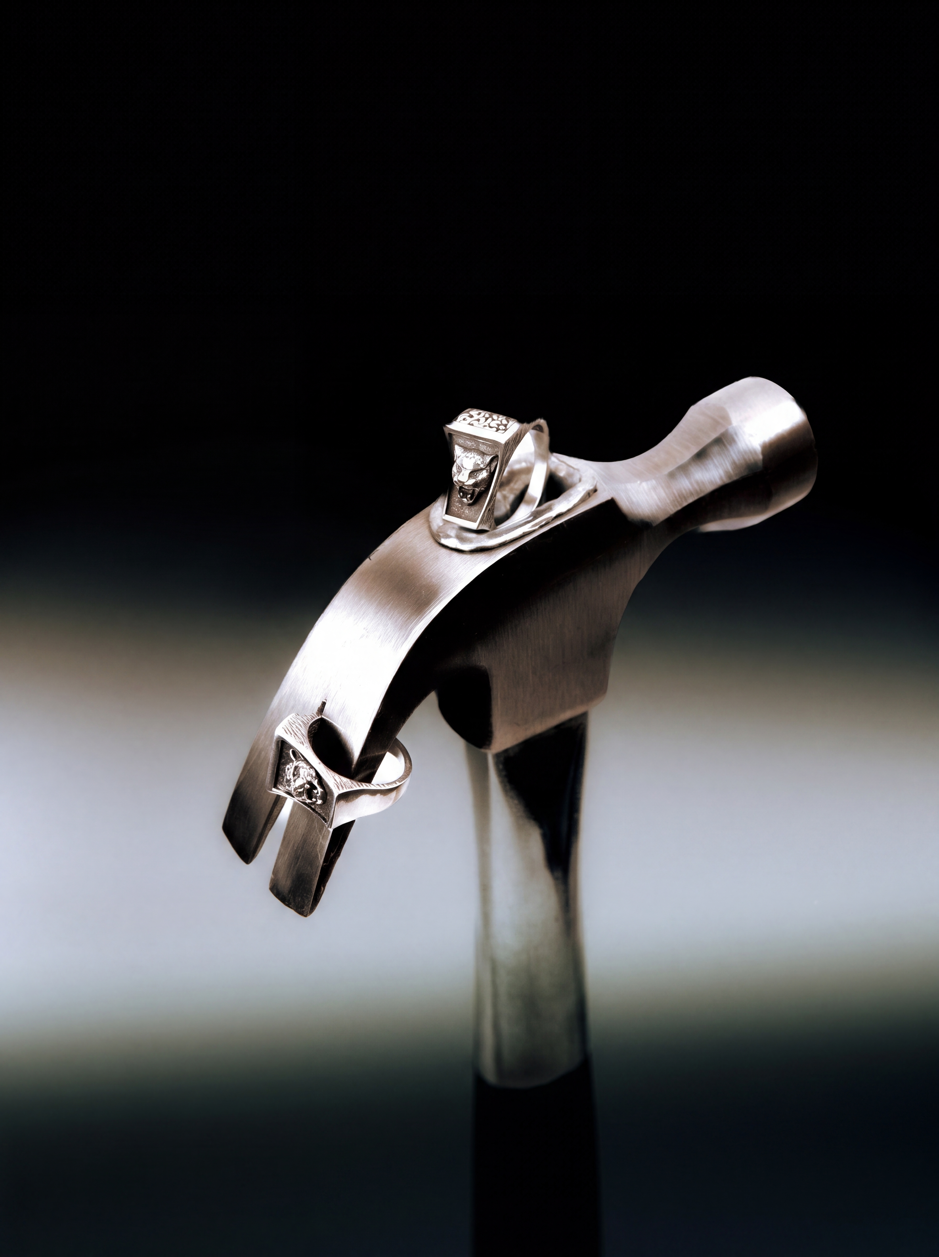 Joyería para hombre en plata 925, hecha a mano en México. Piezas pensadas para uso diario: anillos, pulseras y collares con diseño contemporáneo y herencia mexicana. Joyería mexicana con producción consciente. Envíos a todo México.